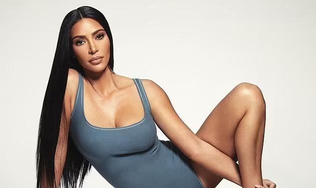 Chồng cũ có tình mới, Kim Kardashian tung ảnh nội y khoe body "chất lượng cao"