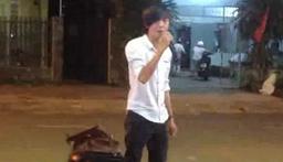 Sự thật sau bức ảnh tiền vệ Tuấn Anh đi hát rong trên phố