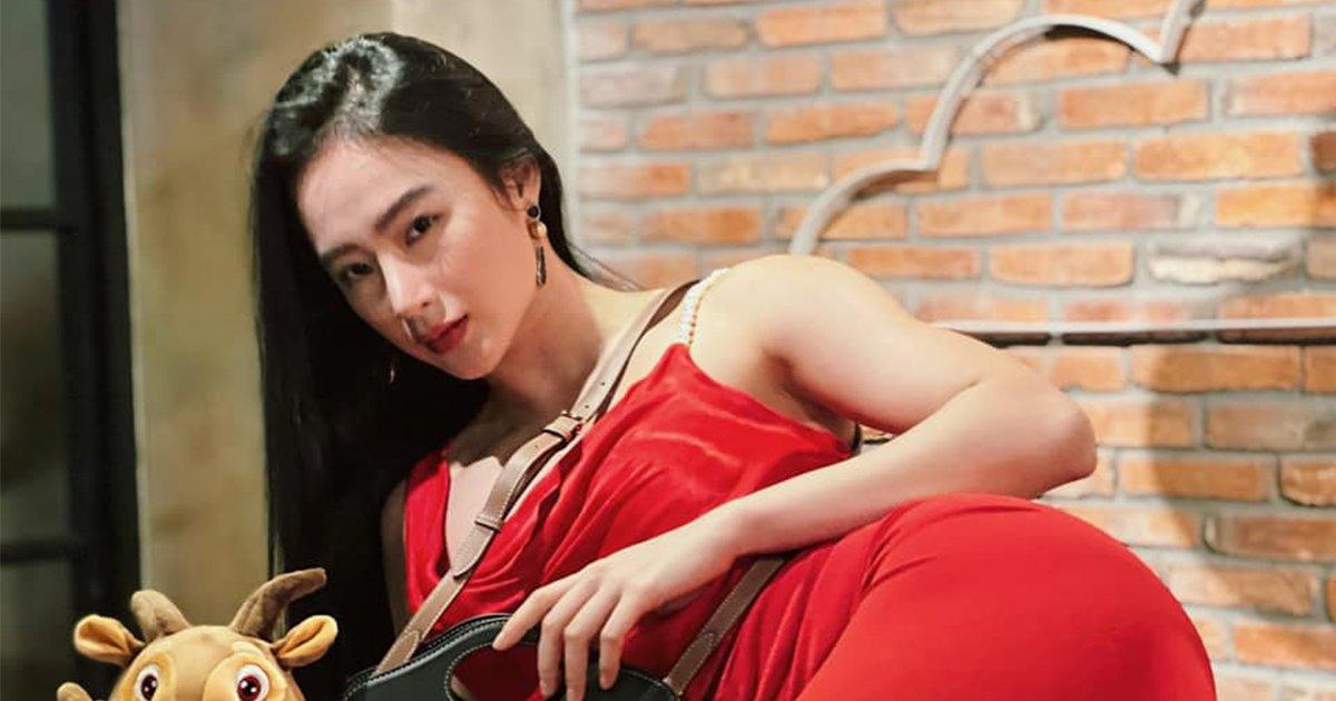 Angela Phương Trinh tạo dáng "mời gọi", khẳng định "ế là hạnh phúc"