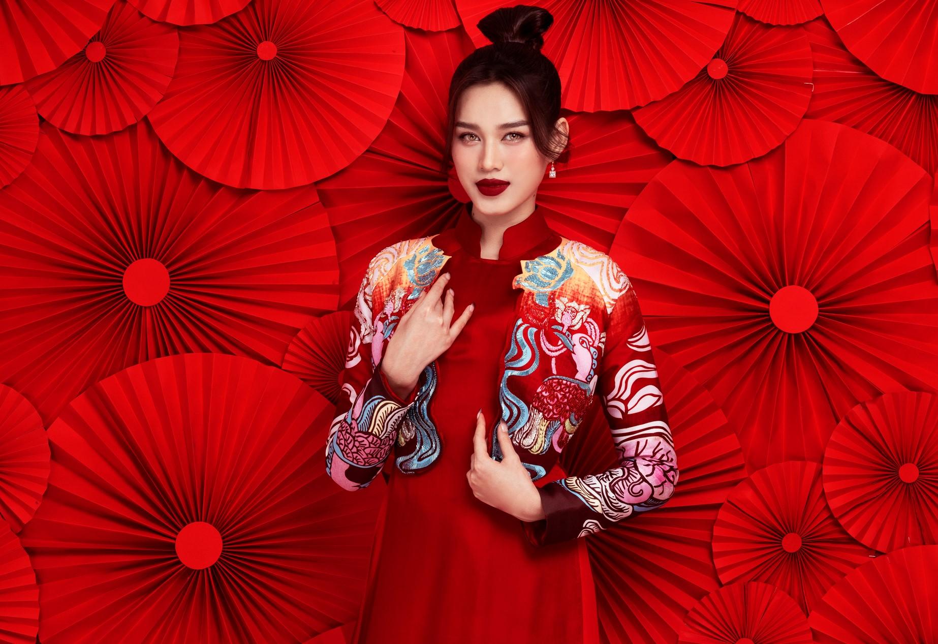 Hoa hậu Đỗ Thị Hà ngồi "ghế nóng" Đại sứ Áo dài Trẻ em Việt Nam