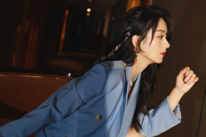 Triệu Lệ Dĩnh ngọt ngào, năng động trong trang phục xanh cá tính