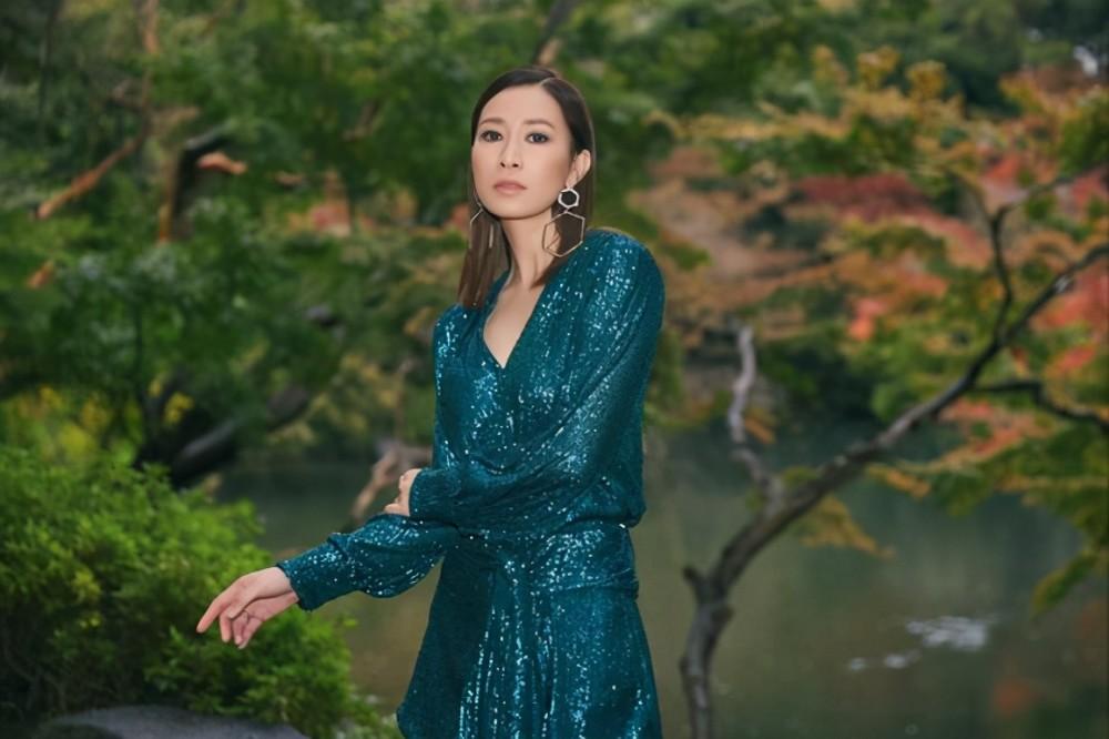 Thời trang hack tuổi như Xa Thi Mạn