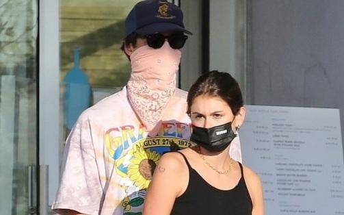 Con gái Cindy Crawford khoe dáng chuẩn khi đi ăn trưa cùng tình mới