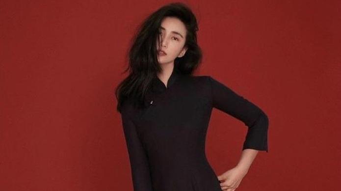 Nhiếp ảnh gia Trung Quốc mặc thiết kế giống áo dài Việt gây tranh cãi