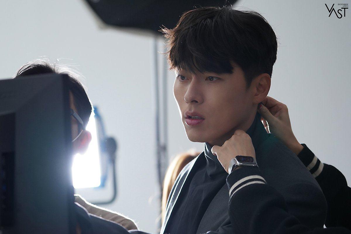 Sắp làm "chồng người ta", Hyun Bin bất ngờ tặng quà cho người hâm mộ nữ