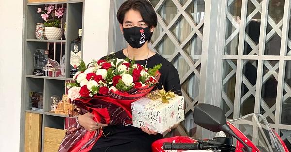 K-ICM khoe được tặng siêu xe trước thềm sinh nhật, hé lộ tình cảm đặc biệt với mẹ nuôi