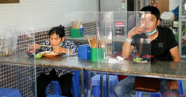 Hà Nội tạm dừng hoạt động nhà hàng, các cửa hàng cắt tóc, gội đầu từ 13/7