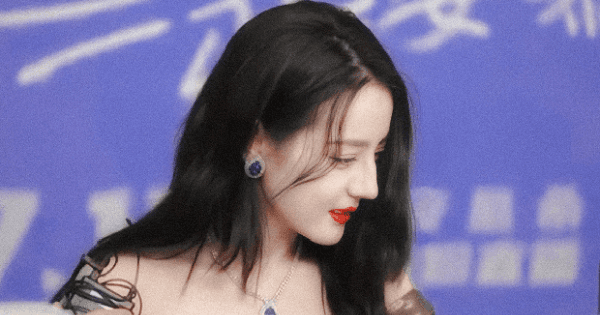 Địch Lệ Nhiệt Ba thả dáng khoe nhan sắc thuộc hàng top nhưng spotlight lại là mái tóc che nửa khuôn mặt