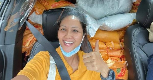 Rũ bỏ hình ảnh xiêm y lộng lẫy, H’Hen Niê làm “nữ lực điền” bốc vác cả trăm tấn gạo