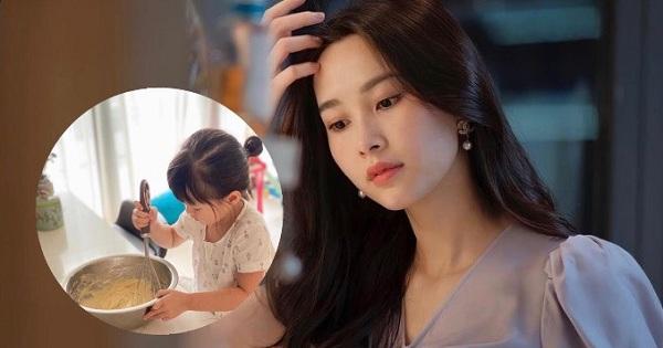 Con gái 3 tuổi nhà Đặng Thu Thảo: Dọn nhà, tưới cây, làm bánh... không thiếu việc gì