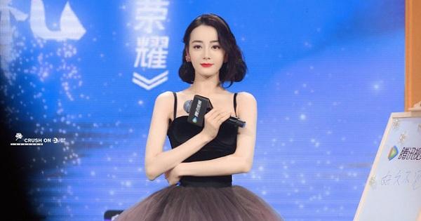 Địch Lệ Nhiệt Ba kiều diễm tựa công chúa nhưng spotlight lại là cánh tay khẳng khiu thấy thương