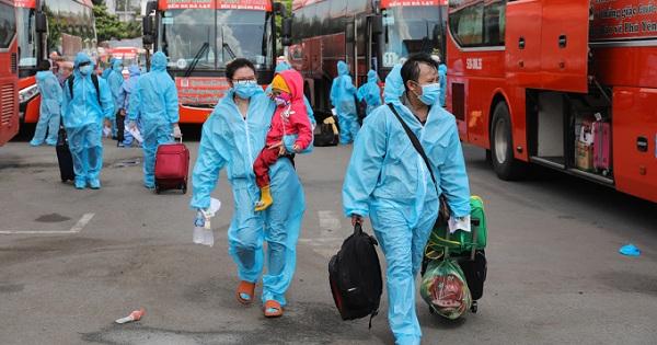 Đã tiêm đủ hai mũi vaccine, người dân có được rời TP. HCM về quê sau 30/9?