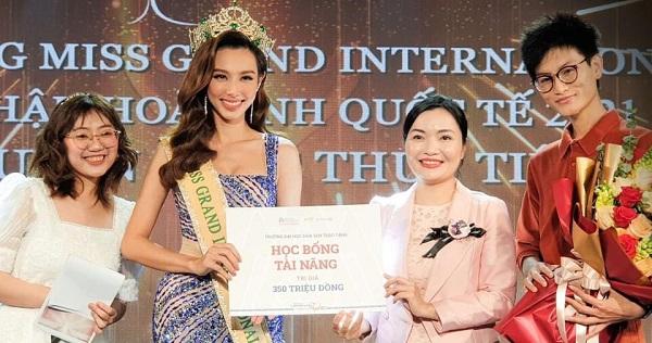 Về thăm trường cũ, Hoa hậu Thùy Tiên nhận món quà trị giá 350 triệu đồng