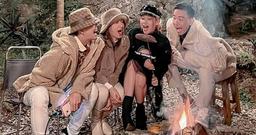 Giữa nghi vấn rạn nứt với chồng thiếu gia, Hòa Minzy vẫn đi tụ tập bạn bè, tươi hết nấc