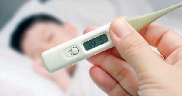 Bác sĩ bày cách cho F0 hạ sốt khi bệnh nhân có tiền sử dị ứng, không thể dùng thuốc