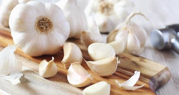 Lương y Bùi Đắc Sáng chỉ rõ những người không được dùng tỏi để phòng ngừa, chữa trị Covid-19