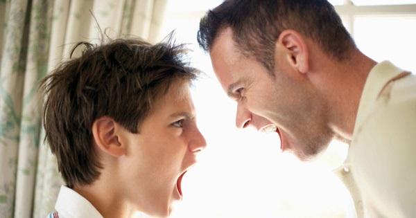 Cậu học sinh xấu hổ vì bố đi đón bằng xe ô tô giá 600 triệu