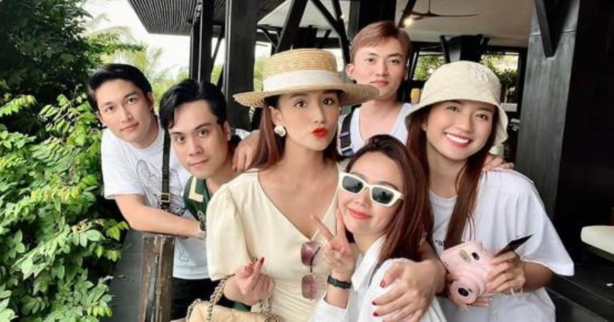 Huyền Lizzie đi du lịch cùng Đình Tú và hội bạn thân