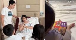 Cậu út nhà Tăng Thanh Hà chưa đầy một tuổi đã đọc sách ngoại ngữ