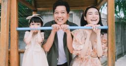 Nhã Phương - Trường Giang đăng ảnh gia đình như phim Hàn, dung mạo của ái nữ khiến CĐM ngỡ ngàng