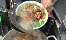 Theo chân nàng dâu hào môn Phanh Lee đi ăn bún riêu thịt nướng "9 giờ sáng đã hết hàng" trên phố Phùng Hưng