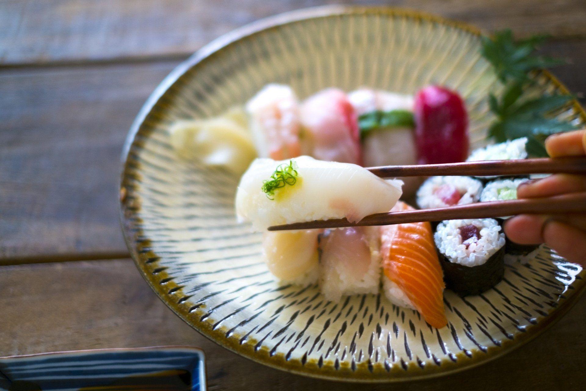 Cách ăn sushi đúng chuẩn Nhật Bản: 5 nguyên tắc cần biết khi ăn sushi