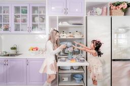 Hot mom Sài thành và căn bếp tím lavender cải tạo chỉ để làm bánh với con