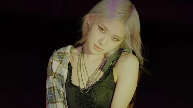 Rosé comeback cùng chiếc áo corset đến từ thương hiệu Việt