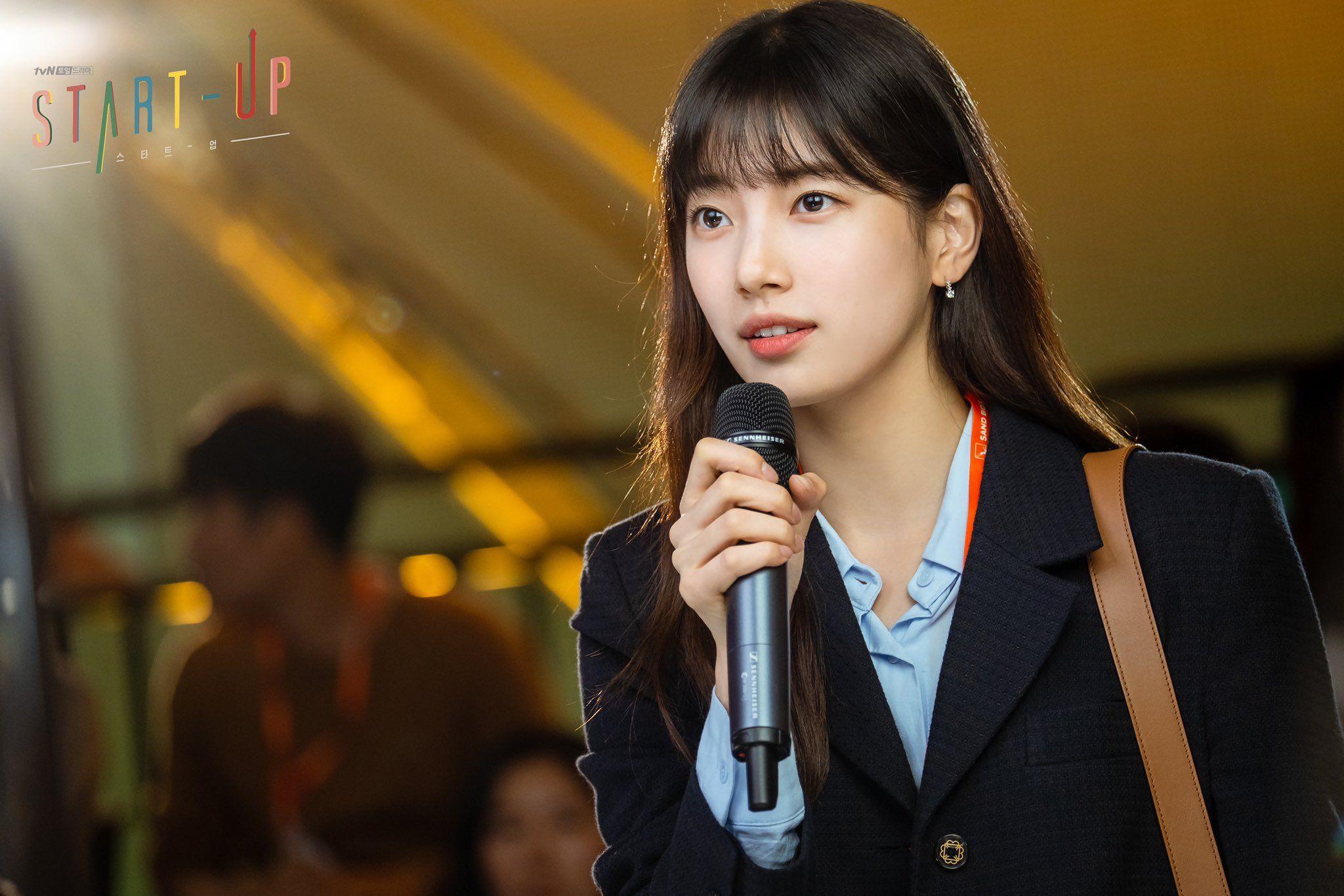 Học "Tình đầu quốc dân" Bae Suzy diện đồ công sở trong phim Start Up