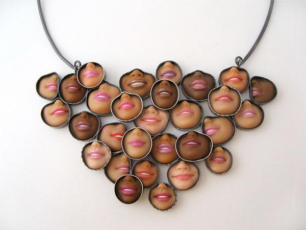 Giật mình trước những món đồ trang sức có hình thù kì dị