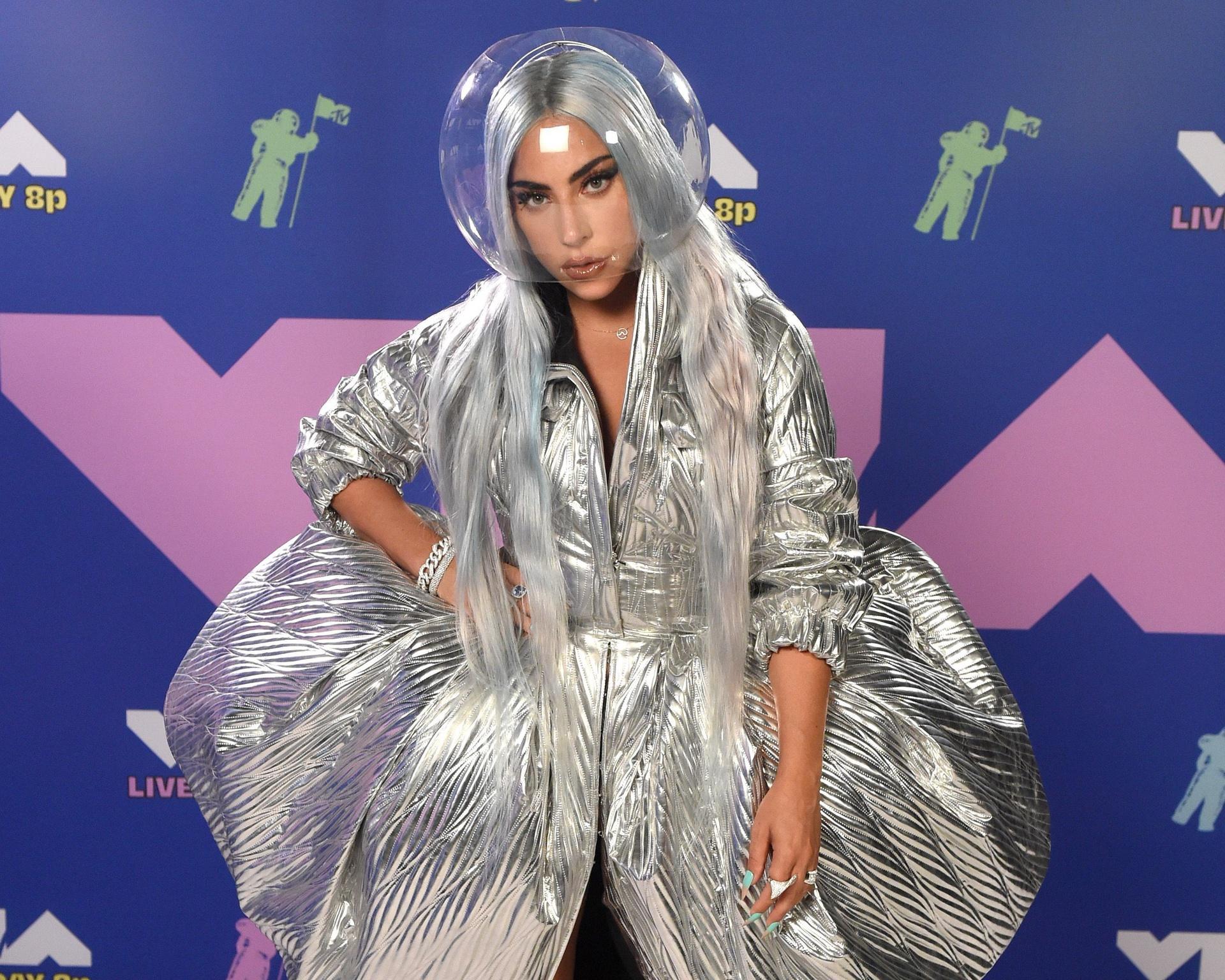 Những pha thời trang khó đỡ của các ngôi sao Hollywood trên thảm đỏ 2020