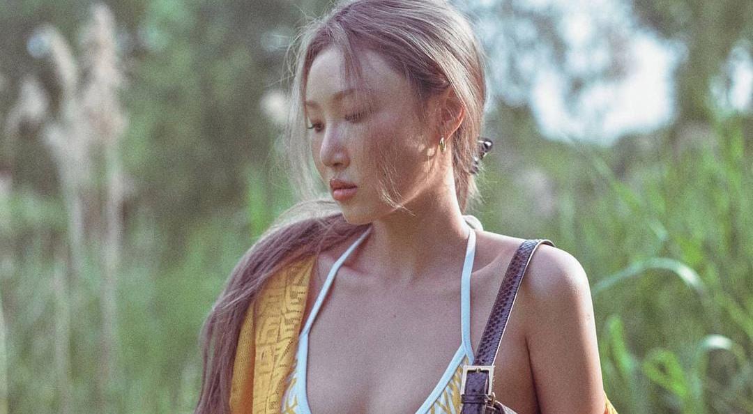 Hwasa hoá nàng thơ mùa hè trong bộ ảnh cho BST Fendi Summer Vertigo