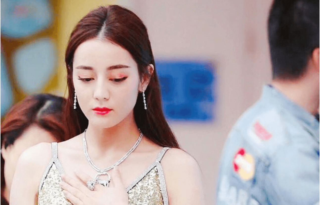 Địch Lệ Nhiệt Ba luôn lặp đi lặp lại hành động này khi diện áo trễ cổ