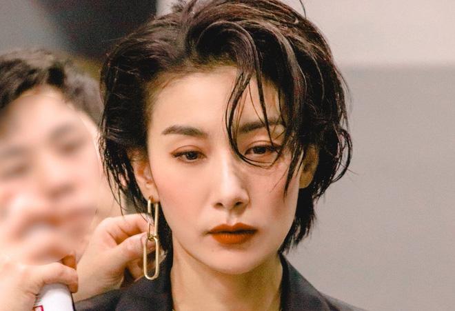 Bộ sưu tập đồ hiệu sang chảnh của "mợ cả" Kim Seo Hyung trong phim Mine