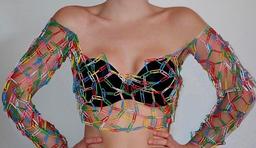 Những sáng tạo thời trang từ vật dụng đời thường của cô gái Canada