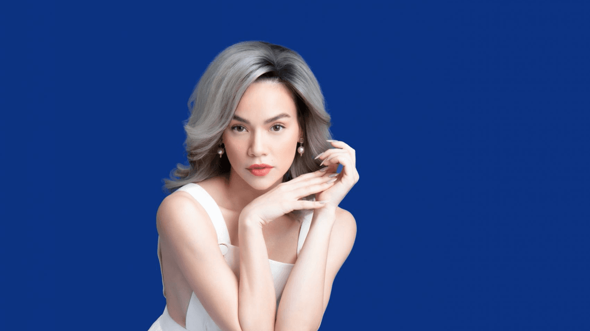 Hồ Ngọc Hà trẻ trung với tóc bạch kim, khoe đường cong quyến rũ trong thiết kế của Công Trí
