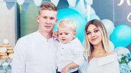 Cầu thủ Kevin De Bruyne cho con trai mặc đồ sành điệu