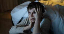 Lý do bạn mất ngủ sau nhiều ngày ở nhà và 15 loại thực phẩm cải thiện giấc ngủ