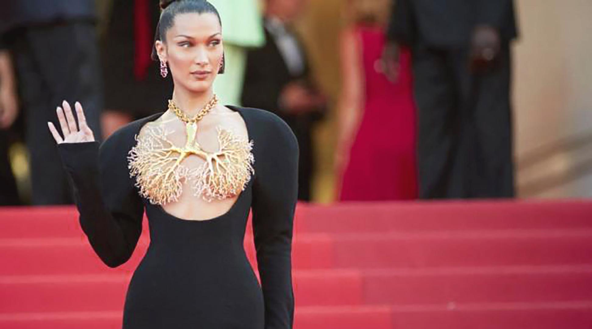 Bella Hadid chiếm spotlight tại Cannes với trang sức hình lá phổi