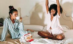 Ở nhà vẫn đẹp: 3 chất liệu vải cho trang phục pyjama mùa giãn cách