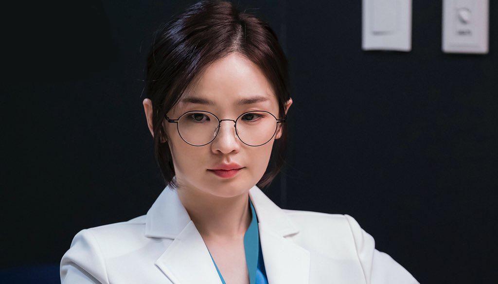 Dù giản dị, bác sĩ Song Hwa "Hospital Playlist" sở hữu BST đồng hồ đắt đỏ