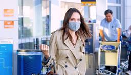 Thời trang cổ điển của Angelina Jolie khi du lịch Paris