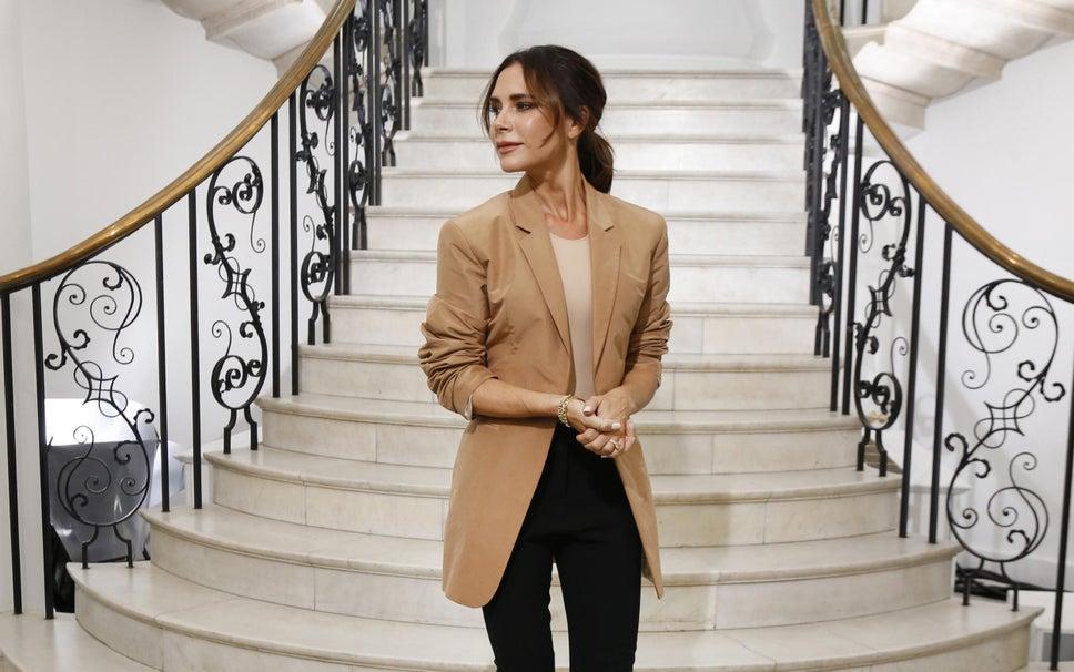 Muốn mặc đẹp thời trang công sở, cứ tham khảo loạt oufit thanh lịch của Victoria Beckham