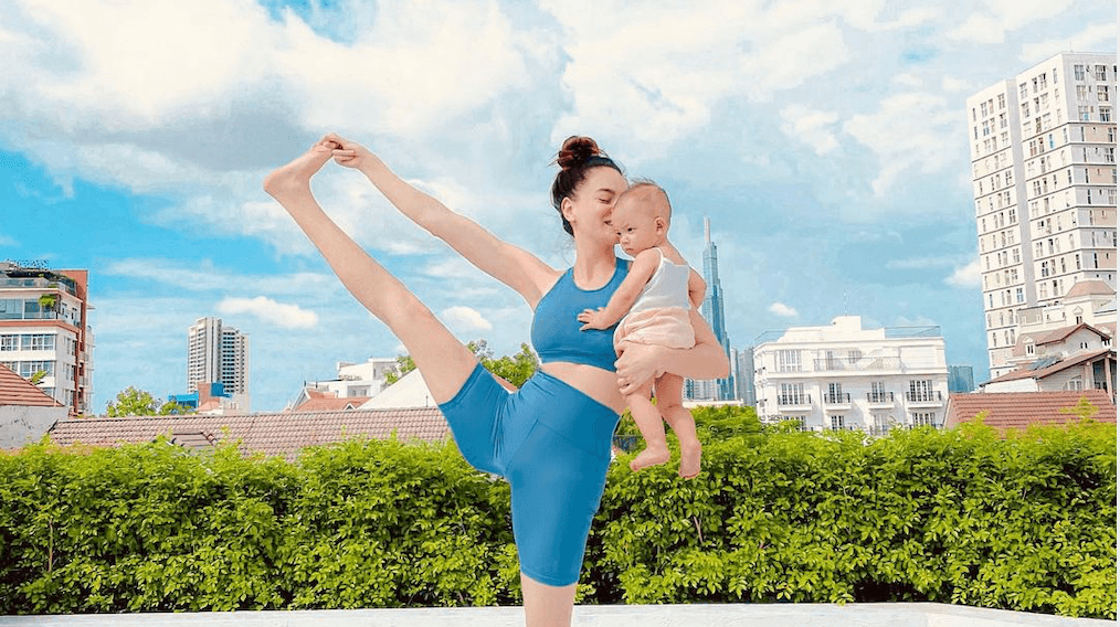 Các "chị đẹp" V-biz chăm khoe ảnh tập thể dục tại nhà, đều mặc chung một kiểu đồ tập gym