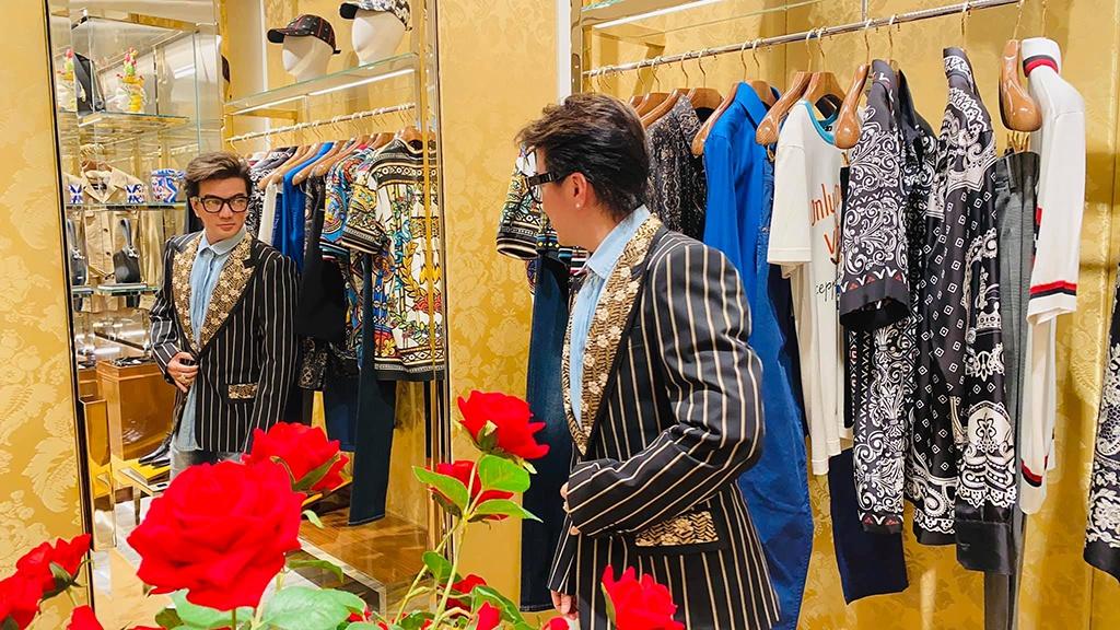 Đàm Vĩnh Hưng sở hữu căn phòng ngập tràn đồ hiệu không thua kém gì Ngọc Trinh