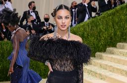 Sao mặc xấu tại Met Gala 2021: Có cả Giám đốc sáng tạo của hãng thời trang lớn