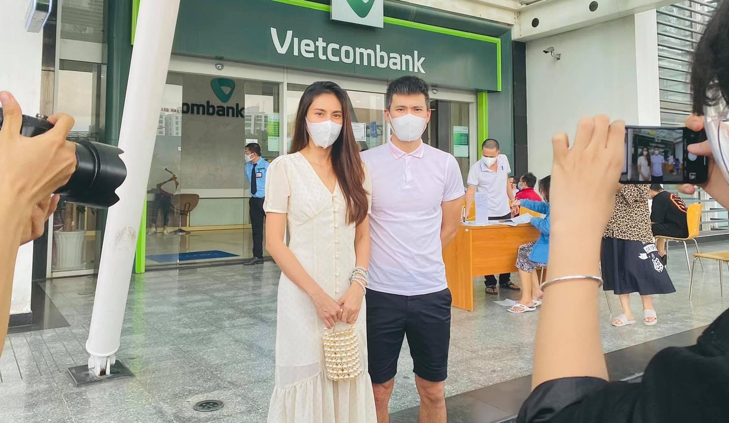 Thuỷ Tiên - Công Vinh đi sao kê nhưng "dân mạng" chỉ thích soi giá quần áo, phụ kiện