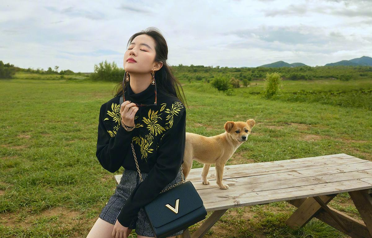 Thời trang mùa thu sang chảnh của Lưu Diệc Phi khi đi du lịch ngoại ô