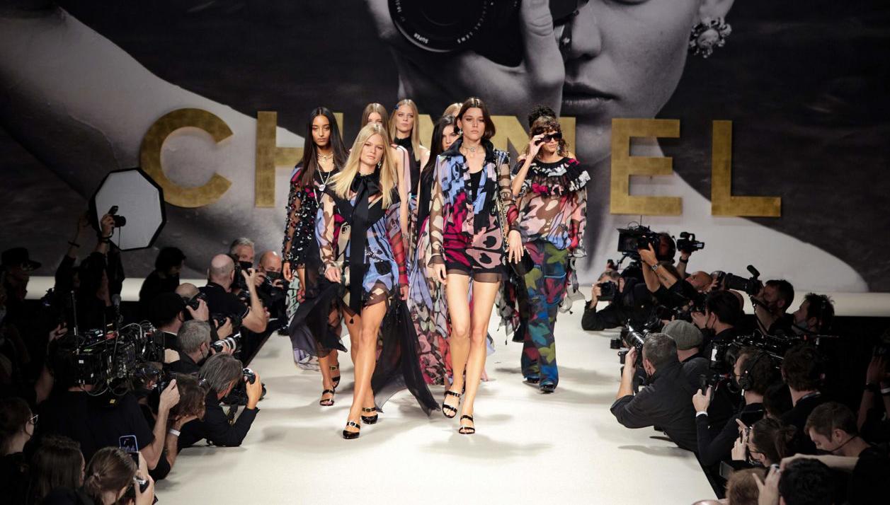 Chanel tái hiện sàn diễn thời trang thập niên 80 - 90: Là trân trọng giá trị lịch sử hay "nốt trầm" của thương hiệu trăm năm tuổi