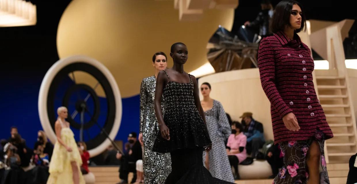 Chanel Spring Haute Couture 2022: Sự giao thoa của 3 thế hệ "cầm cương"